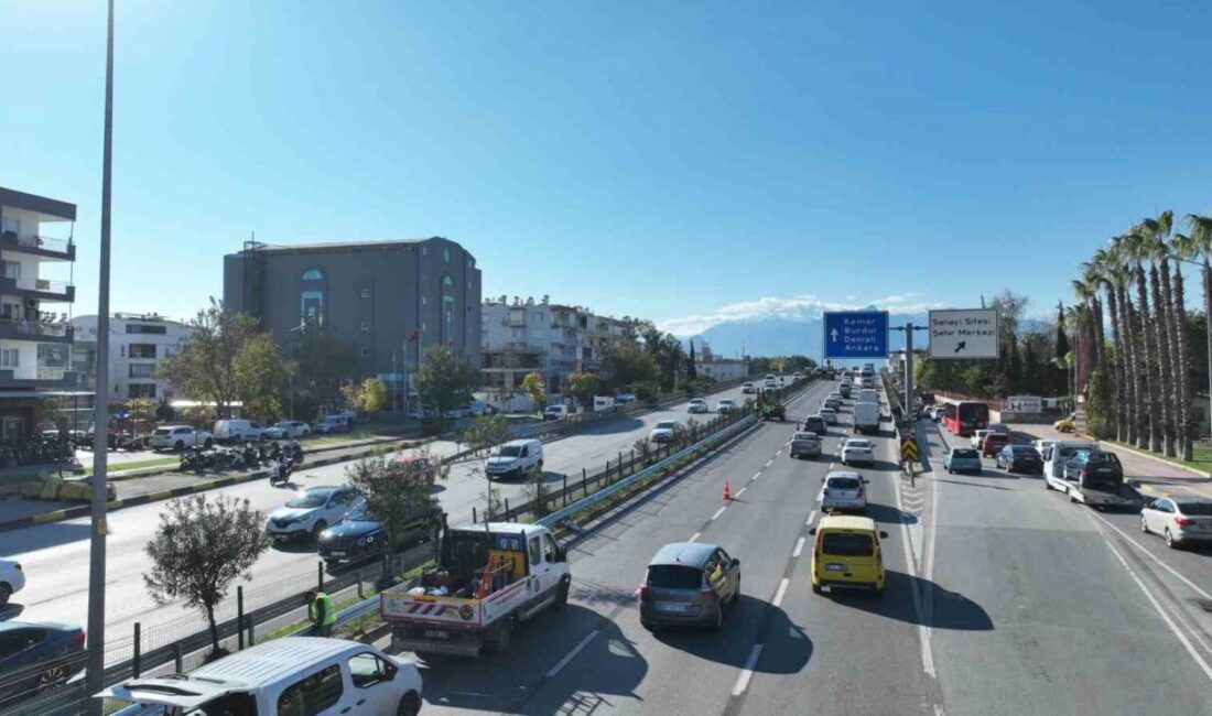 Antalya Büyükşehir Belediyesi, Gazi Bulvarı'ndaki trafik güvenliğini artırmak için otokorkuluk