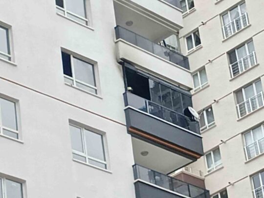 Ankara'nın Mamak ilçesinde sabah saatlerinde 10 katlı bir apartmanın 6.