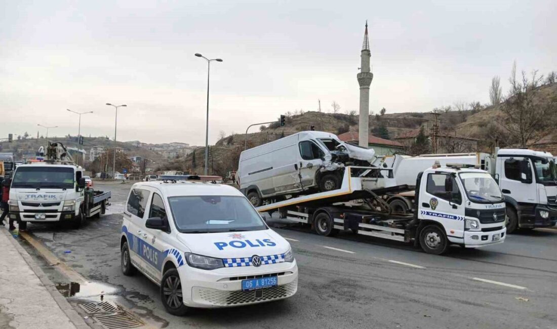 Ankara’da Hafif Ticari Araç ile Otomobilin Çarpıştığı Kaza Sonucu 1 Kişi Hayatını Kaybetti, 3 Yaralı Var Ankara'nın Mamak ilçesinde sabah saatlerinde hafif ticari araç ve otomobilin