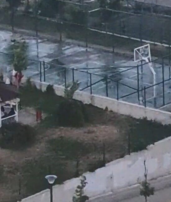 Etimesgut’ta Pitbull Saldırısı: İki Çocuğu Yaralayan Köpeğin Sahibi Tutuklandı Ankara'nın Etimesgut ilçesinde, pitbull cinsi köpeği tasmasız ve ağızlıksız gezdiren