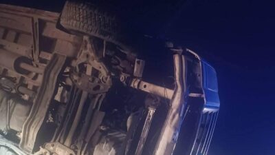 Ankara'nın Nallıhan ilçesinde işçileri taşıyan servis aracı, kaygan yolda devrilerek