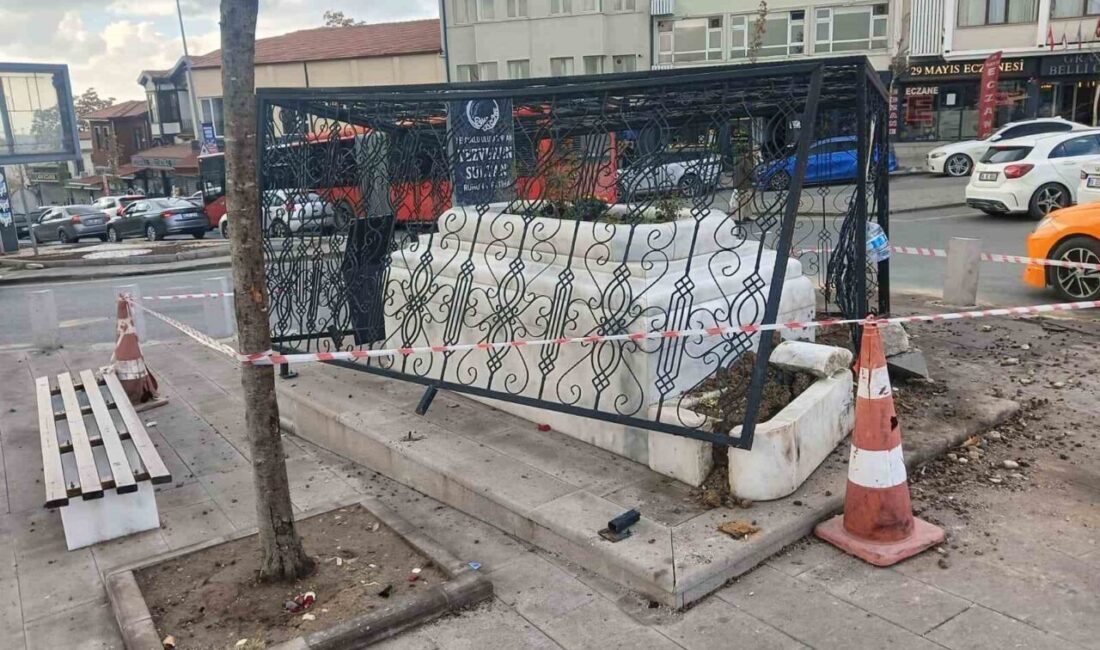 Ankara Altındağ'daki Tezveren Sultan Türbesi, otomobil kazasının hedefi oldu. Gece