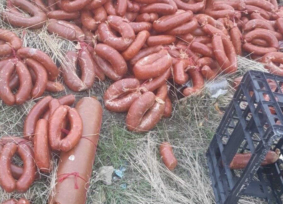 Ankara'nın Gölbaşı ilçesinde kimliği belirsiz kişilerce bir araziye atılan sucuk,