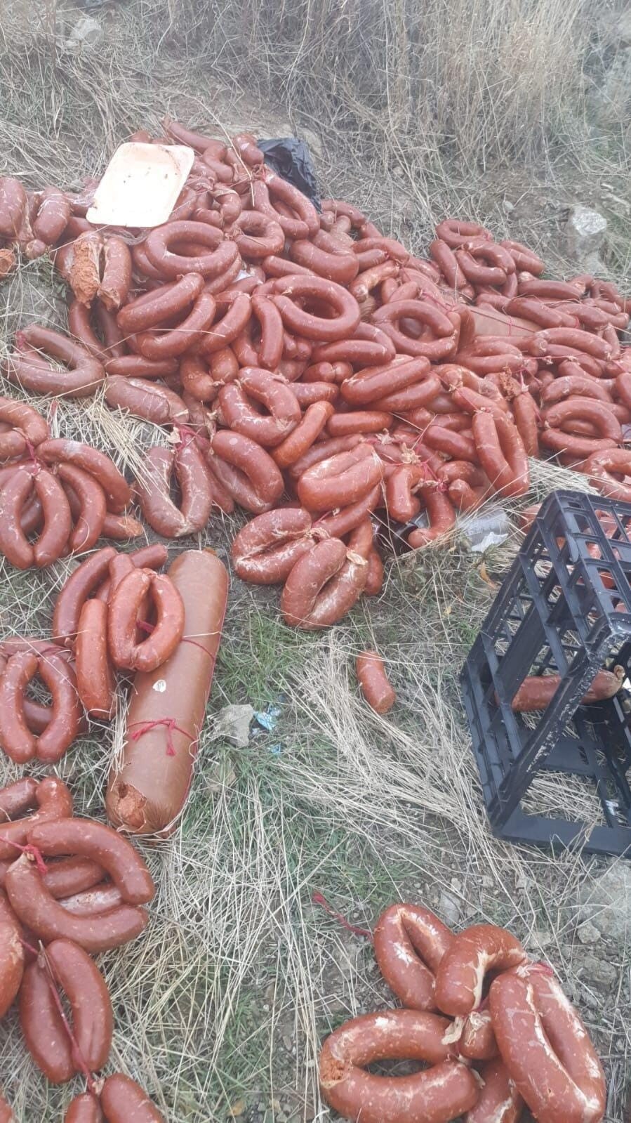 Ankara'nın Gölbaşı ilçesinde kimliği belirsiz kişilerce bir araziye atılan sucuk,