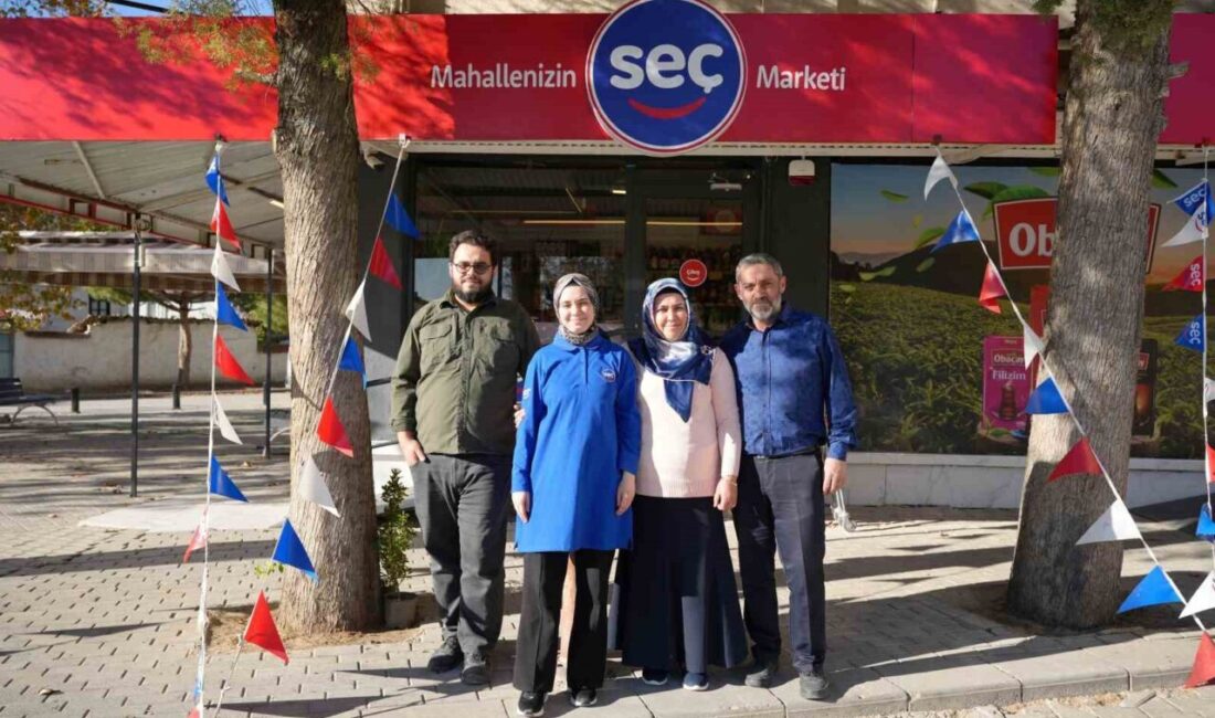 Denizli'nin Yatağan Mahallesi'nde, Neşe Alev ve kızı Nedime Alev, Seç