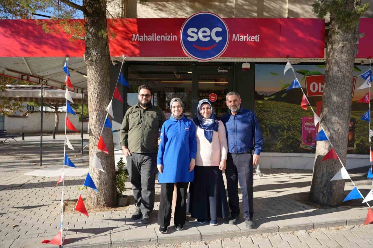 Denizli'de Neşe Alev ve kızı Nedime Alev, baba mesleği bakkalcılığı