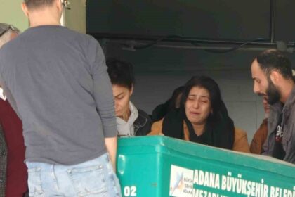 Adana’da babası tarafından öldürülen iki kardeşin cenazesinde anne feryat etti: “Nasıl dayanacağım bu acıya?”