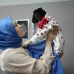 Samsun Canik’te 3 çocuk annesi Nagihan Ürer, annesi ölen bir kuzuyu sahiplenip evinde büyütüyor.