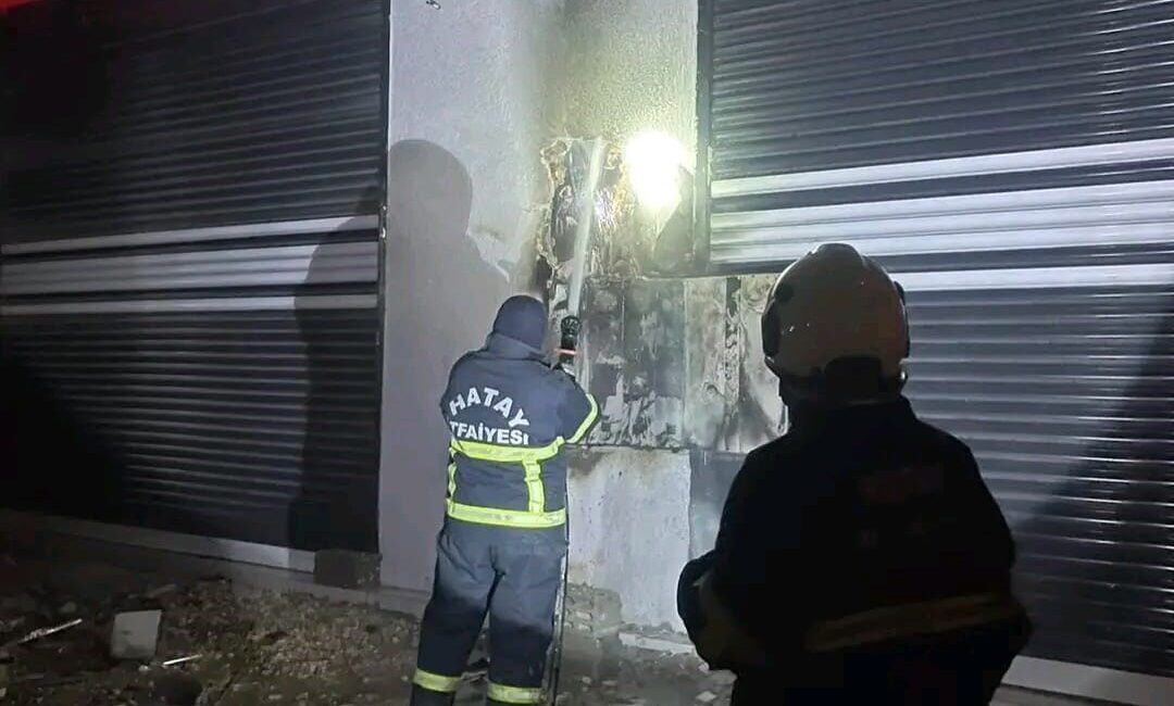Hatay'ın Antakya ilçesinde, Karaali Mahallesi'nde bir binanın elektrik panosunda yangın