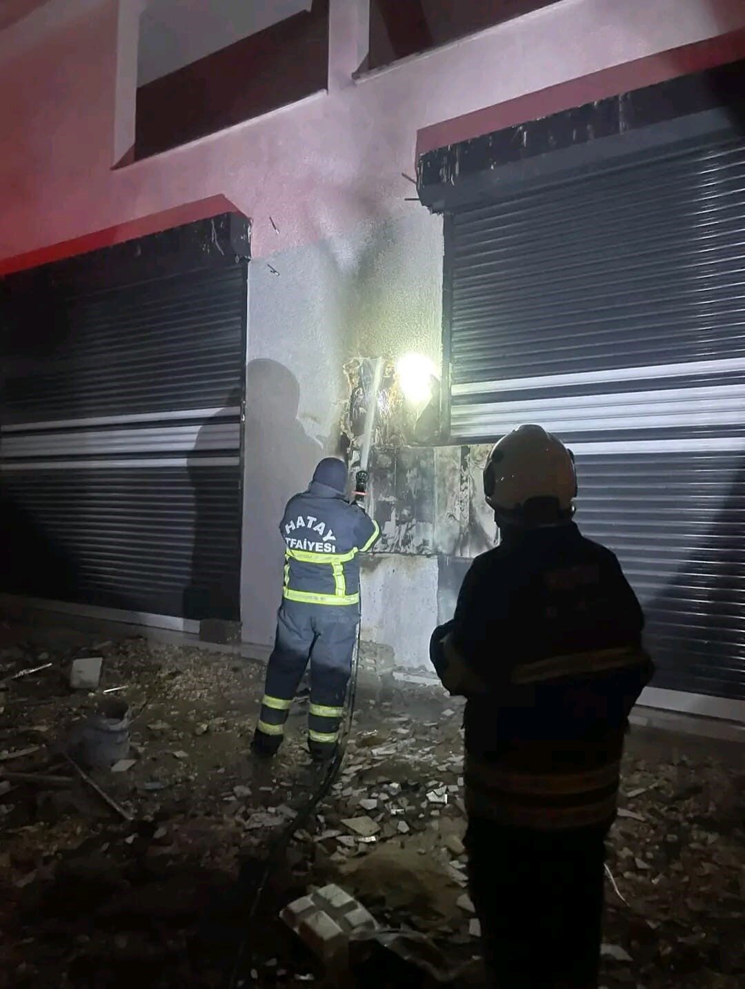 Hatay'ın Antakya ilçesinde, Karaali Mahallesi'ndeki bir binanın elektrik panosunda yangın