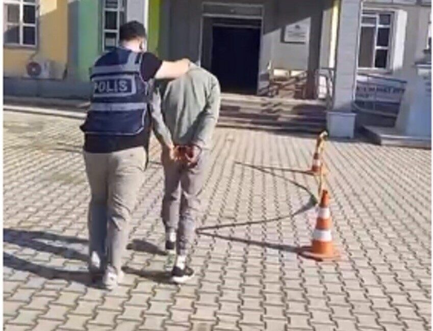 Antakya’da Motosiklet Hırsızlığı Şüphelisi Tutuklandı Hatay'ın Antakya ilçesinde motosiklet hırsızlığı şüphesiyle yakalanan M.B. adlı şahıs,