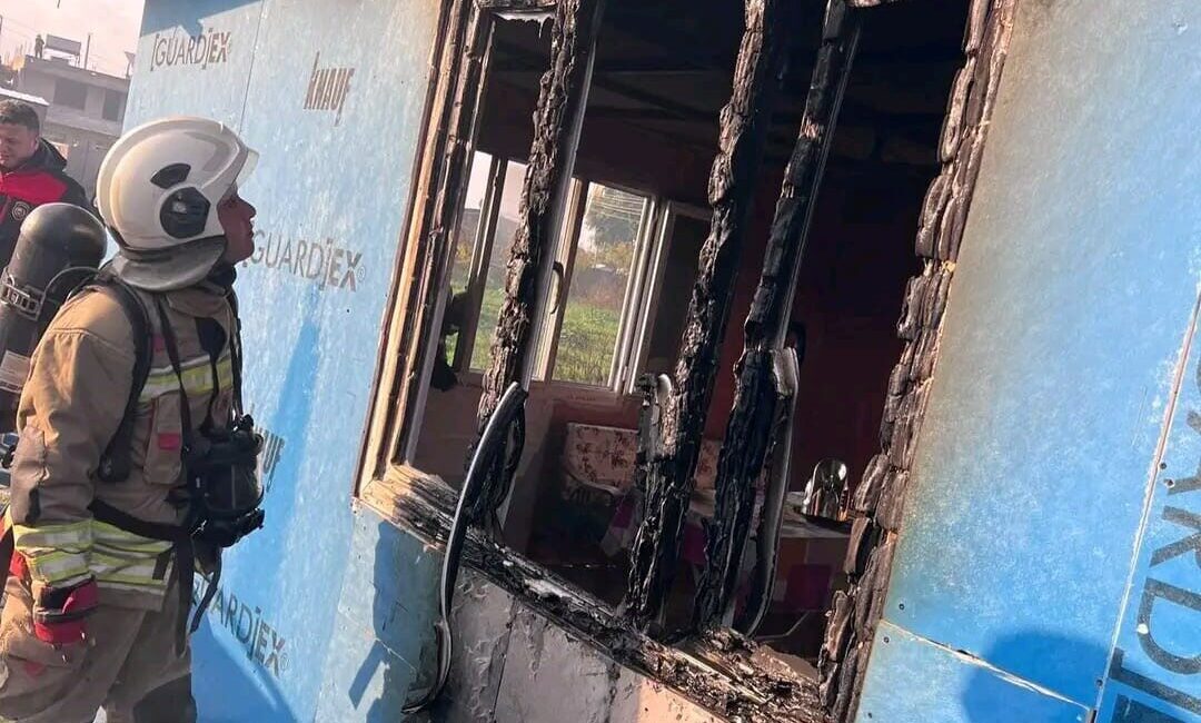 Antakya’da Müstakil Evde Çıkan Yangın, İtfaiye Ekipleri Tarafından Kontrol Altına Alındı Hatay'ın Antakya ilçesindeki Küçükdalyan Mahallesi'ndeki müstakil evde meydana gelen yangın,
