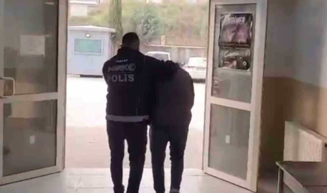 Antakya’da Uyuşturucu Suçundan Aranan İki Kişi Tutuklandı Hatay’ın Antakya ilçesinde, uyuşturucu suçları nedeniyle tutuklama kararı bulunan S.H.G.
