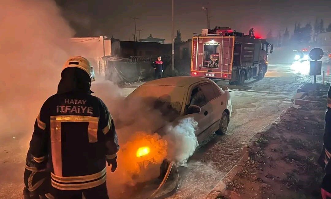 Hatay'ın Antakya ilçesindeki Odabaşı Mahallesi'nde bir otomobilde çıkan yangın, itfaiye