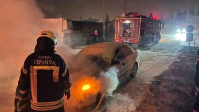 Hatay'ın Antakya ilçesindeki Odabaşı Mahallesi'nde bir otomobilde çıkan yangın, itfaiye