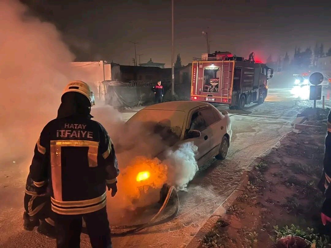 Hatay'ın Antakya ilçesindeki Odabaşı Mahallesi'nde bir otomobilde çıkan yangın, itfaiye