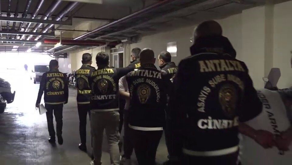 Antalya’da Silahlı Saldırı Şüphelilerinden İkisi Tutuklandı, Olay Anı Güvenlik Kamerasında Görüntülendi