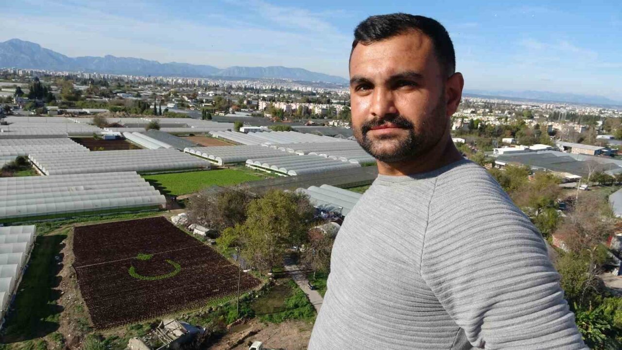 Antalya'nın Muratpaşa ilçesinde, çiftçiler Recep Ülker ve Sadık Şam, bir