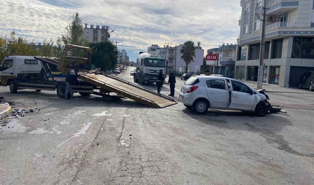 Antalya'nın Serik ilçesinde hafif ticari araç ile otomobilin çarpışması sonucu