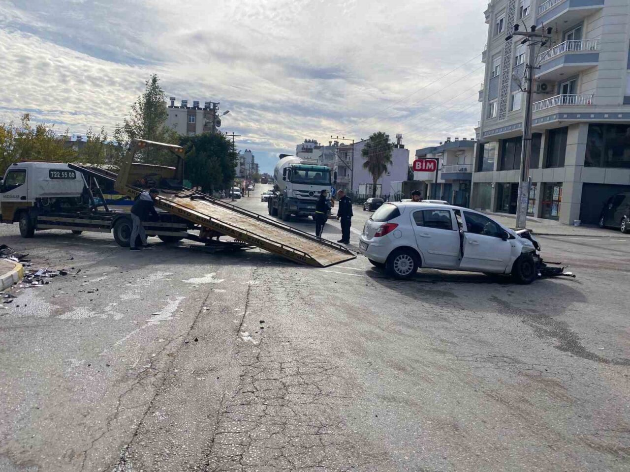 Antalya’nın Serik İlçesinde Hafif Ticari Araç ile Otomobilin Çarpışması Sonucu 4 Kişi Yaralandı