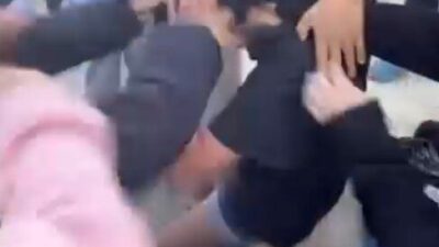 Antalya'nın Serik ilçesindeki bir ilkokulda, 11 öğrenci bir kızı darp