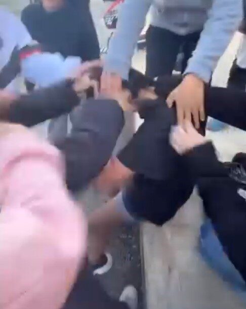 Antalya'nın Serik ilçesindeki bir ilkokulda, 11 öğrenci bir kızı darp