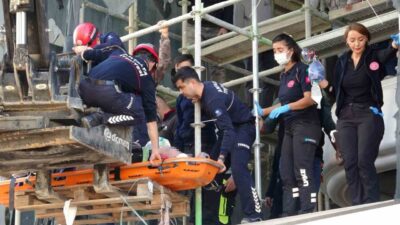 Antalya'nın Konyaaltı ilçesinde inşaat iskelesinde çalışan 52 yaşındaki Ünal Kayhan,