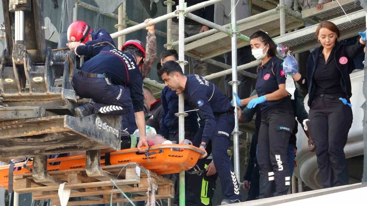 Antalya'nın Konyaaltı ilçesinde inşaat iskelesinde çalışan 52 yaşındaki Ünal Kayhan,