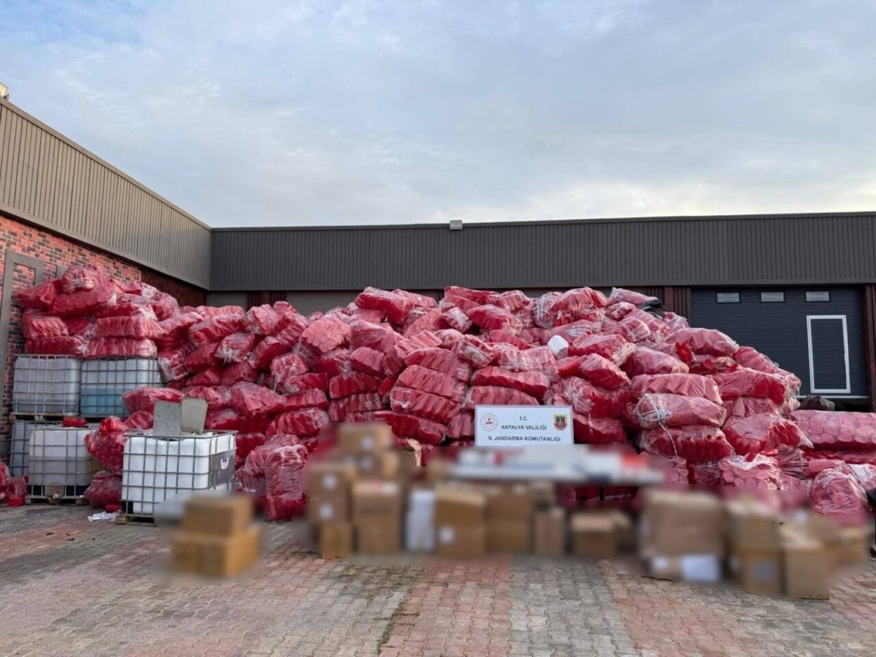 Antalya'nın Kepez ilçesindeki bir işyerine yapılan jandarma baskınında 52 bin