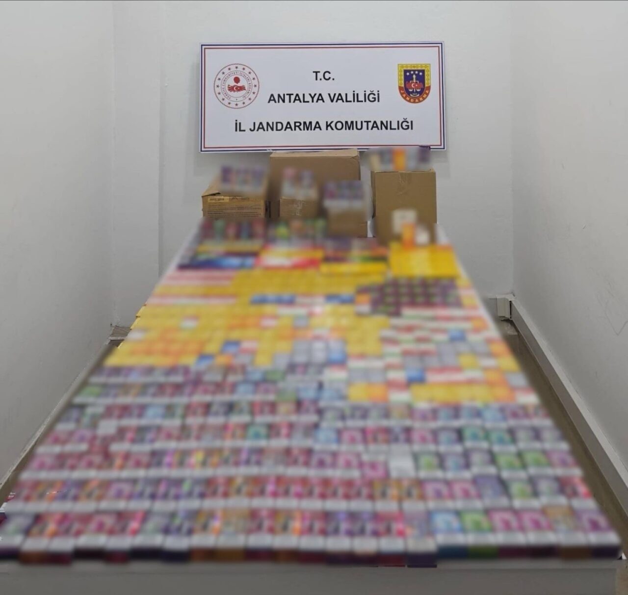 Antalya’nın Kepez ilçesinde jandarma, 3 şüphelinin ev ve araçlarında yaptığı