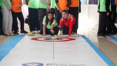 Antalya, kız çocuklarına yönelik "Floor Curling" eğitim programına ev sahipliği