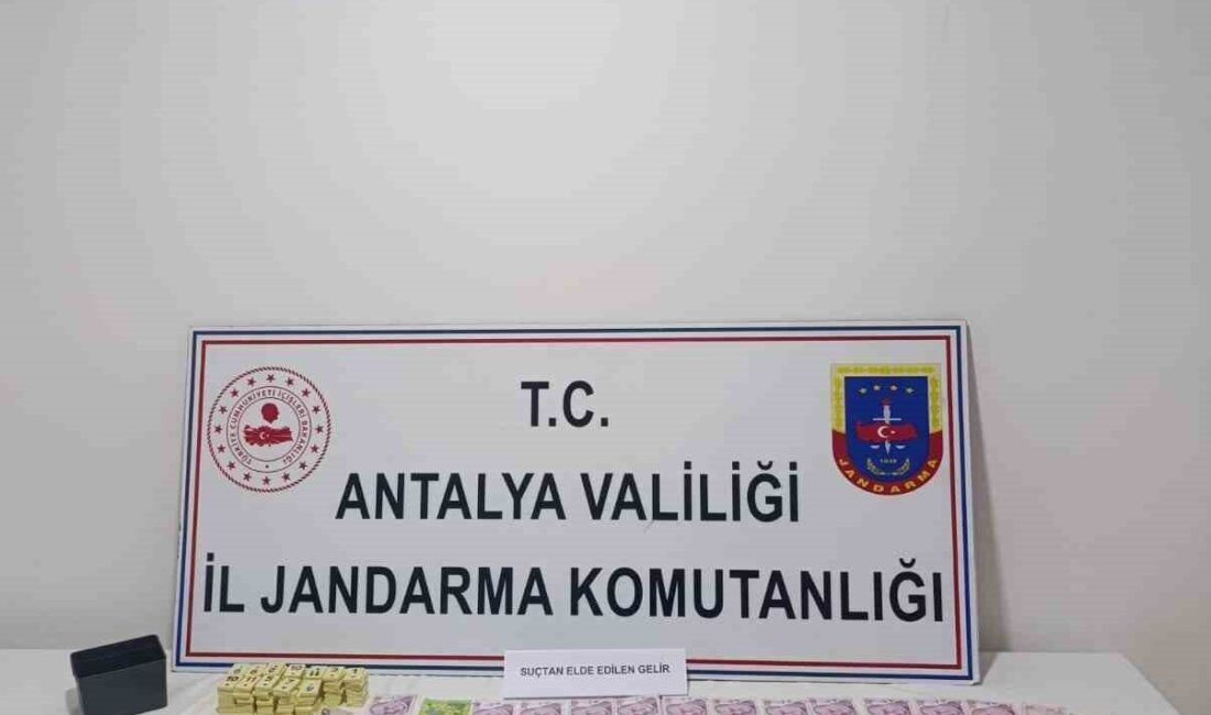 Antalya'nın Manavgat ilçesinde, JASAT ekipleri kumar oynanan bir kahvehaneye baskın