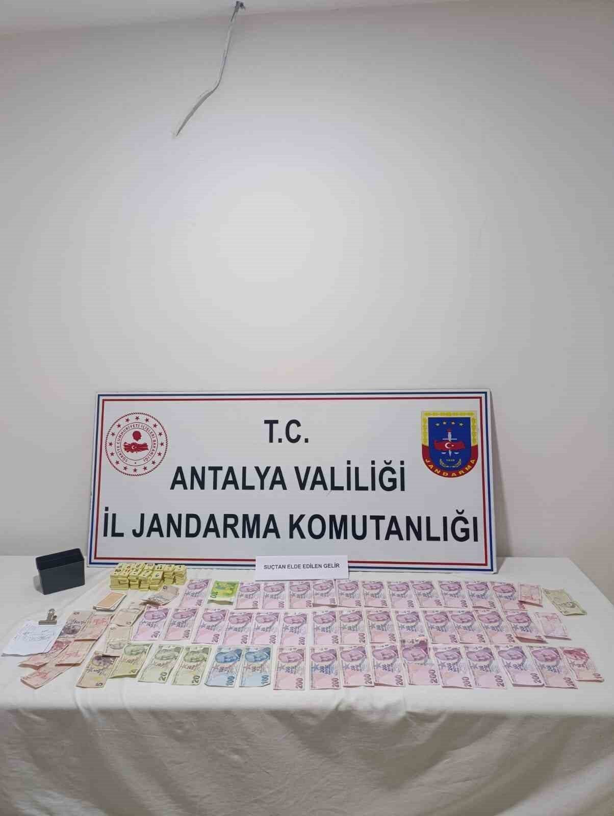 Antalya'nın Manavgat ilçesinde, JASAT ekipleri kumar oynanan bir kahvehaneye baskın