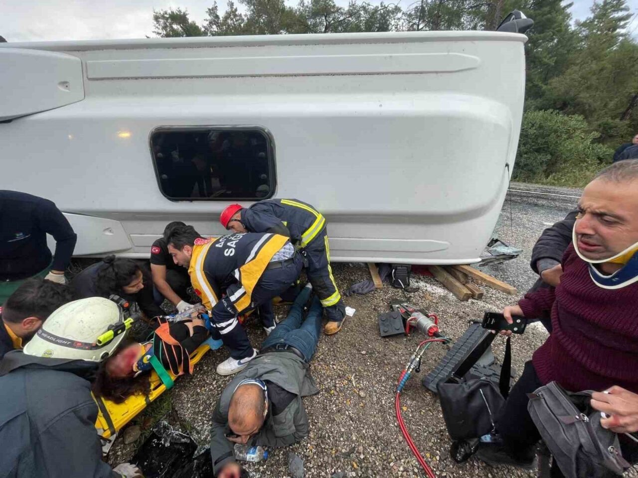 Kemer’de meydana gelen trafik kazasında 6 kişi yaralandı, 2 kişi kurtarıldı.