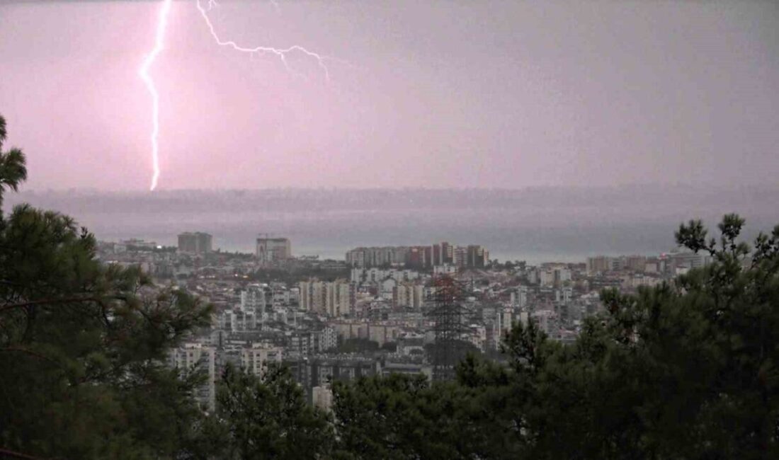 Antalya'da Meteoroloji Bölge Müdürlüğü'nün sarı kod uyarısıyla beklenen şiddetli yağış