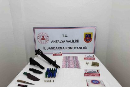 Antalya’da Jandarma Operasyonunda Uyuşturucu ve Silah Ele Geçirildi, 3 Şüpheli Gözaltında