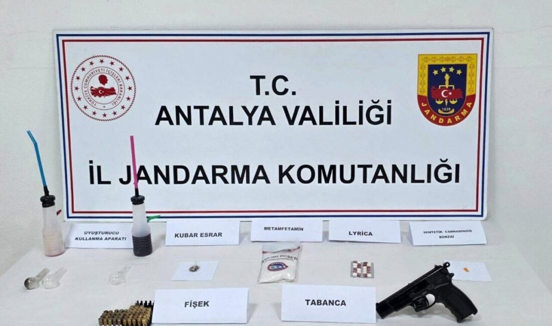 Antalya'nın Döşemealtı ilçesinde düzenlenen uyuşturucu operasyonunda, Jandarma ekipleri 4 şüpheliyi