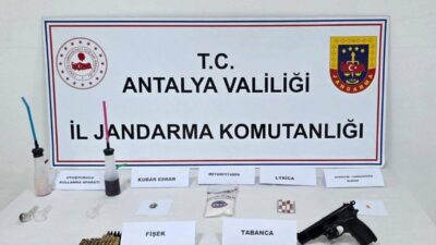 Antalya'nın Döşemealtı ilçesinde düzenlenen uyuşturucu operasyonunda, Jandarma ekipleri 4 şüpheliyi
