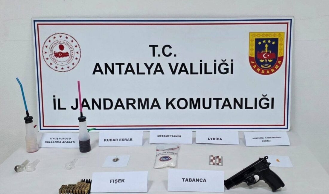 Antalya’da Uyuşturucu Operasyonu: 4 Şüpheli Gözaltına Alındı, Çok Sayıda Madde Ele Geçirildi Antalya'da gerçekleştirilen uyuşturucu operasyonunda, Jandarma Komutanlığı'nın yürüttüğü çalışmalar sonucunda 4