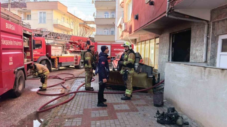 İnegöl’de apartman dairesinde çıkan yangın paniğe neden oldu.