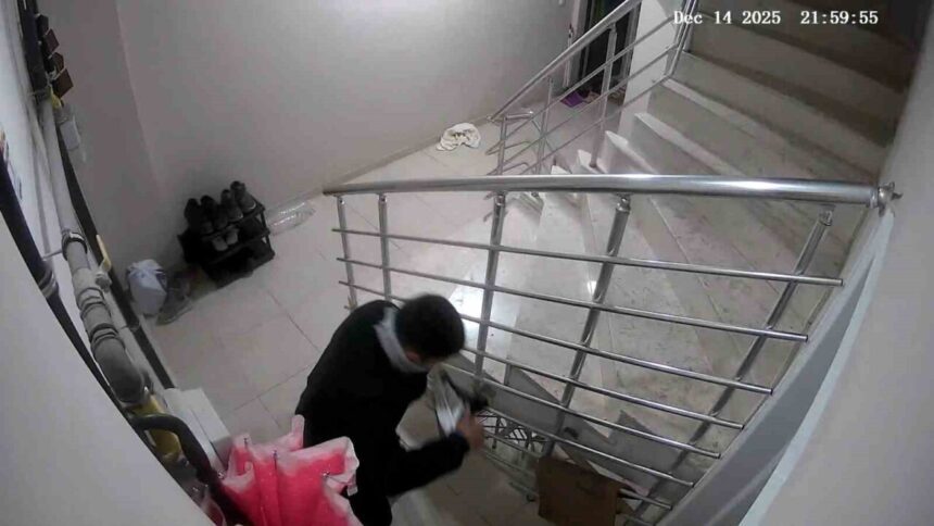 Turgutlu’da Apartman Önlerindeki Ayakkabıların Çalınması Mahalleliyi Rahatsız Etti