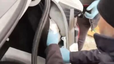 Kastamonu'da polis, narkotik köpeğiyle yapılan aramada bir araçta uyuşturucu madde