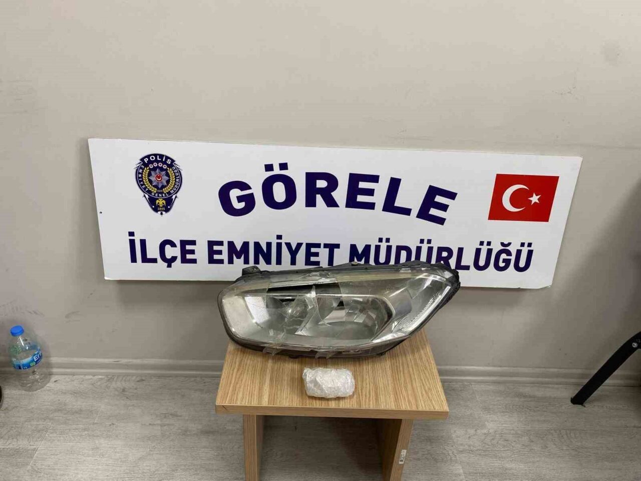 Giresun Görele’de Emniyet Ekipleri, Otogar Operasyonunda 130 Gram Metamfetamin Ele Geçirdi Giresun'un Görele ilçesinde, Emniyet Müdürlüğü ekipleri otogarda gerçekleştirdiği operasyonda, araç