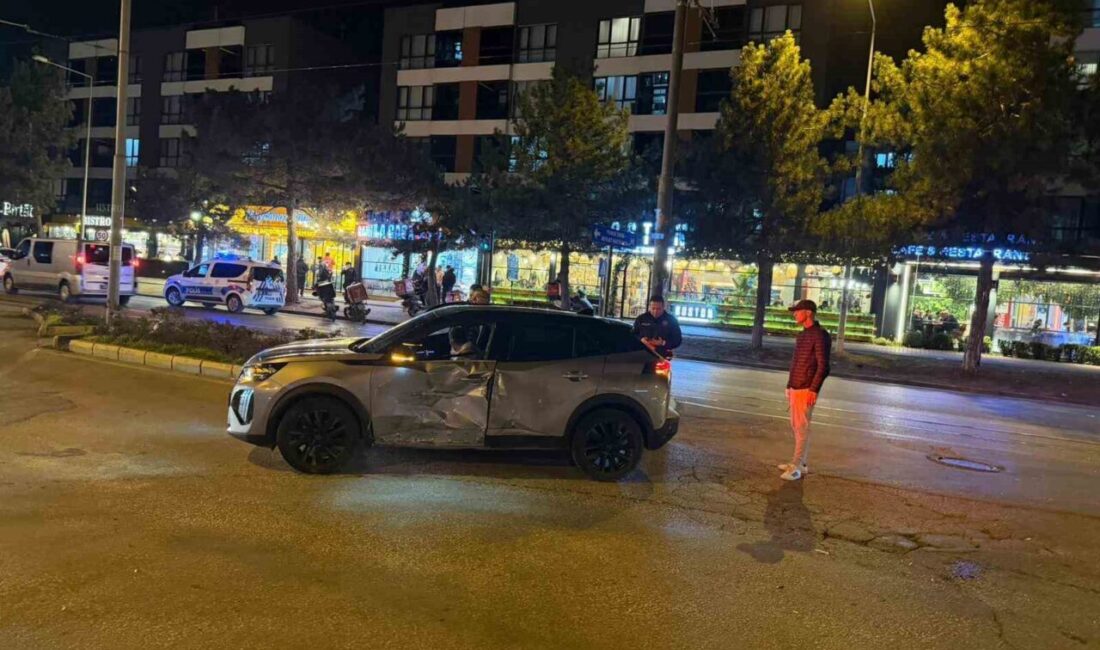 Eskişehir’de Motosikletin Araçla Çarpması Sonucu Sürücü Yaralandı Eskişehir'in Uluönder Mahallesi'nde bir motosiklet, bir SUV araca yandan çarparak