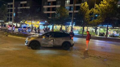 Eskişehir'in Uluönder Mahallesi'nde bir motosiklet, bir SUV araca yandan çarparak