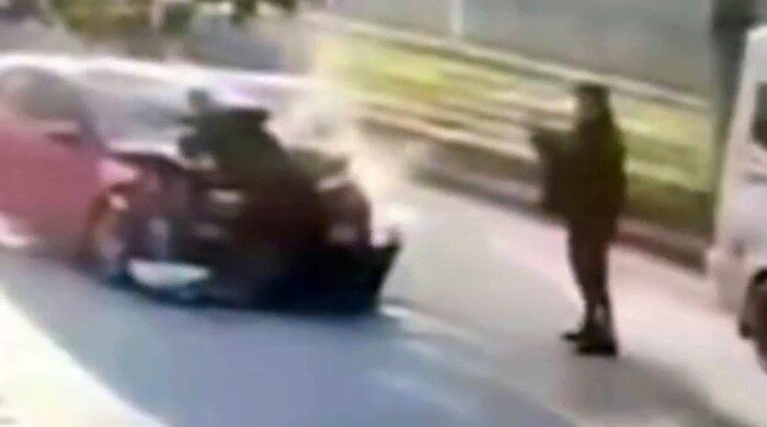 Söke'de, husumetli olduğu polis memuru A.K.'ya aracından eşya indirdiği sırada