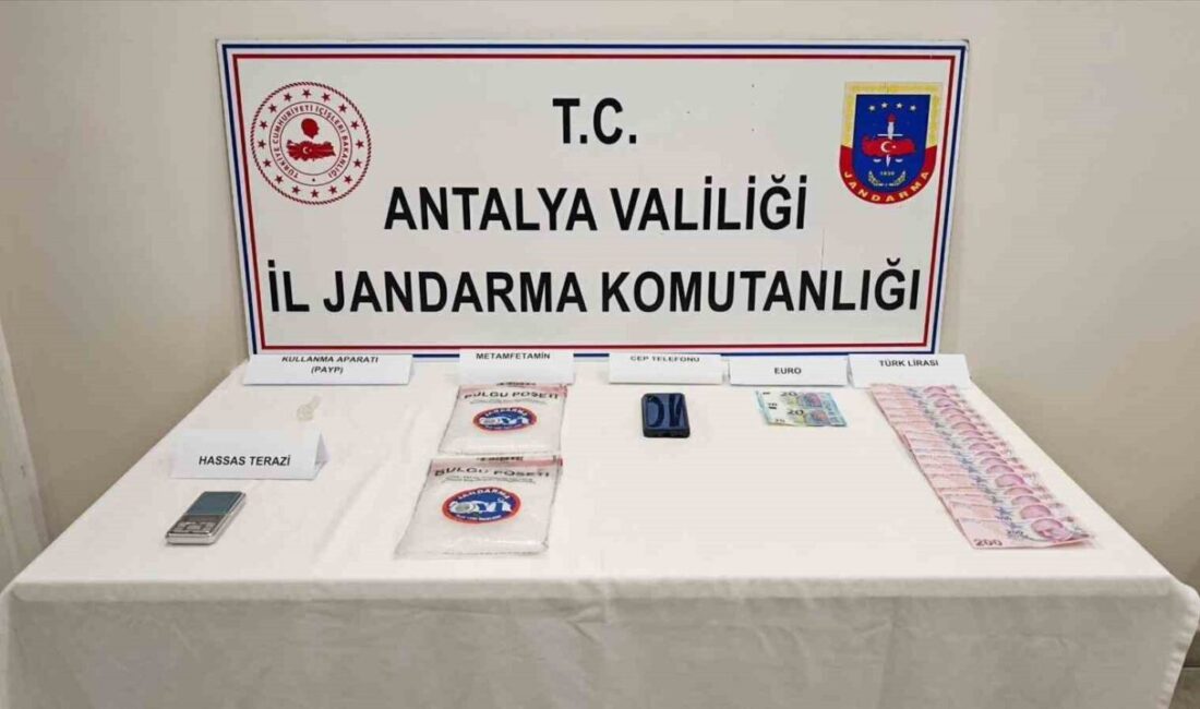 Manavgat’ta Jandarma Operasyonu: 1 Kilo 185 Gram Metamfetamin Ele Geçirildi Antalya'nın Manavgat ilçesinde jandarma, bir aracında yaptığı operasyonda 1 kilo