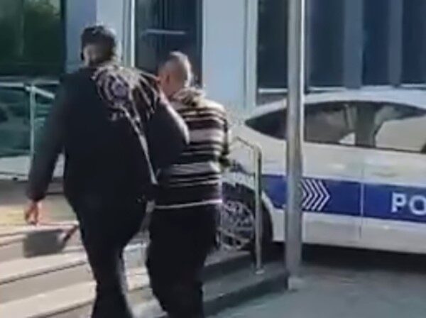 Seferihisar’da Gece Vakti Yağmadan Aranan Mahkum Güven Timleri Tarafından Yakalandı İzmir Seferihisar'da gerçekleştirilen operasyonda, 13 yıl 4 ay 10 gün