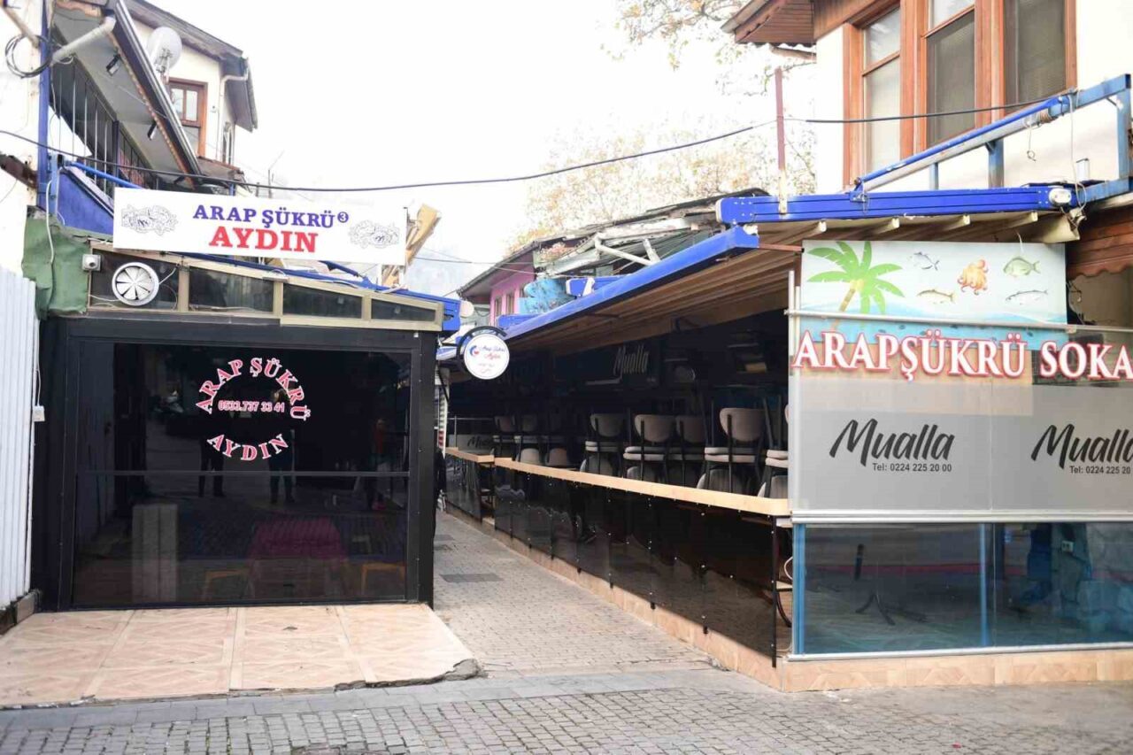 Osmangazi Belediyesi, Arap Şükrü Sokağı’ndaki ruhsatsız yapıları yıkarak yolun kullanımını