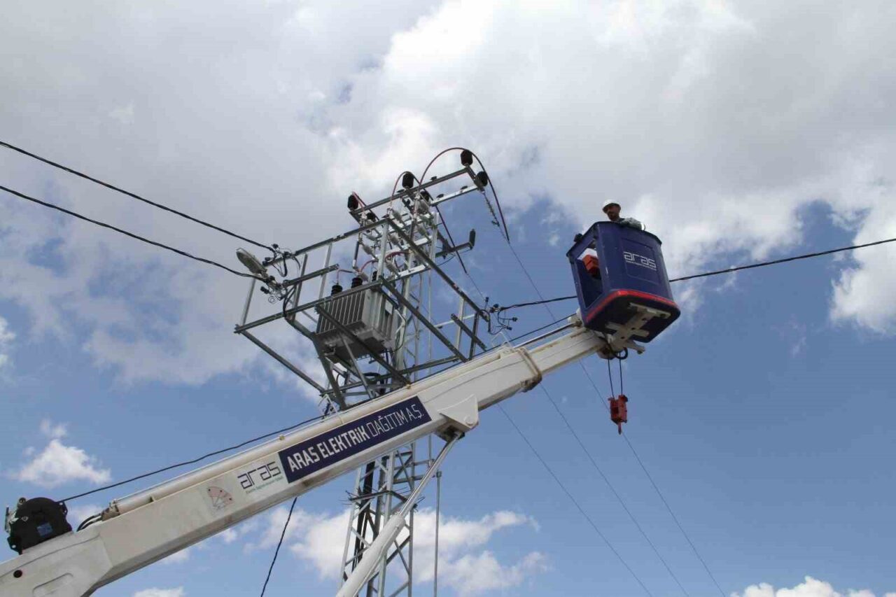 Ağrı'nın Patnos ilçesinde elektrik dağıtım hizmetleri geliştiriliyor. Aras EDAŞ, yapılan
